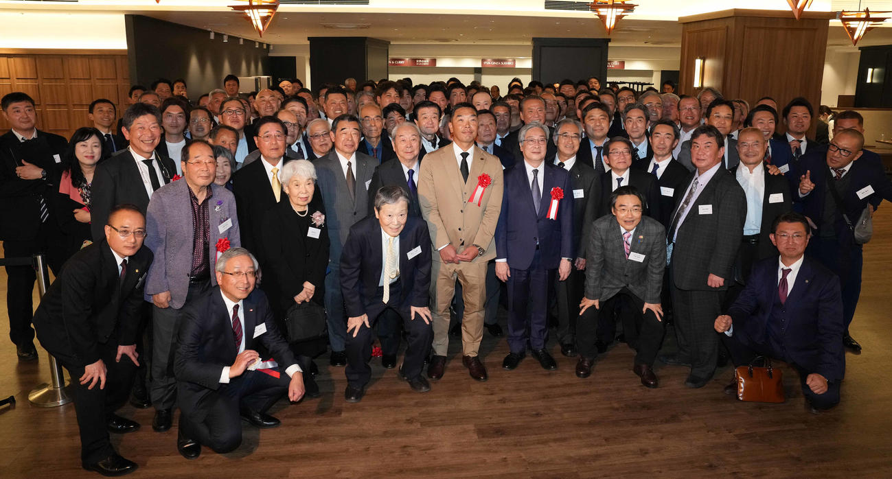 「阿部慎之助氏　読売ジャイアンツ監督就任を祝う会」で記念撮影に納まる巨人阿部監督（前列中央）（撮影・鈴木みどり）