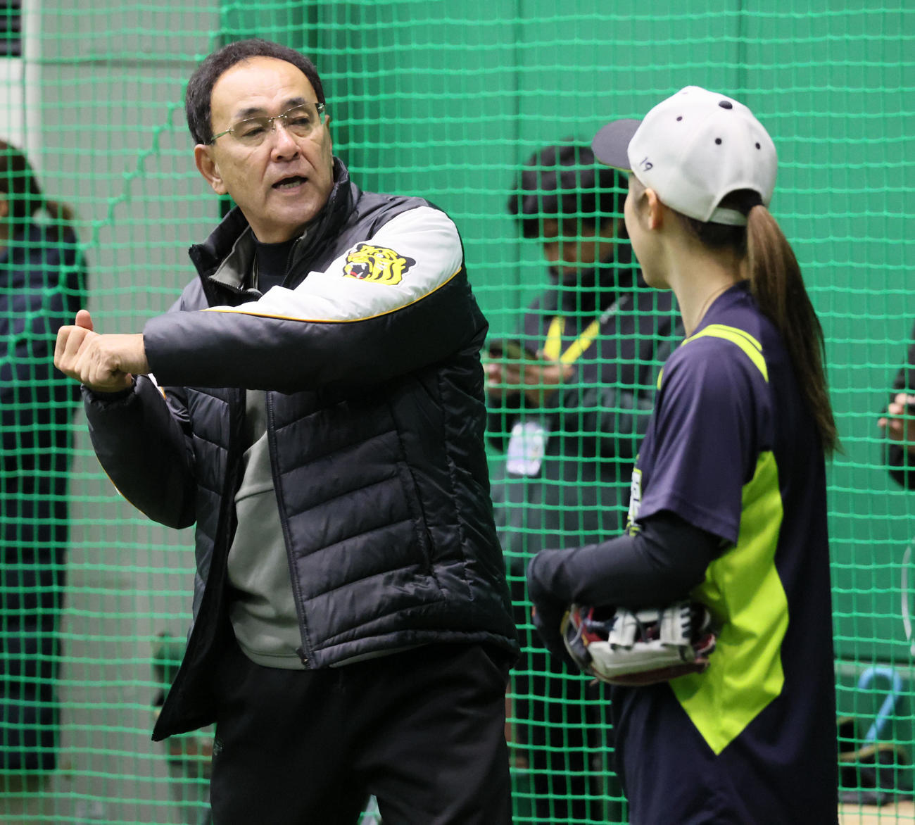 ナインへアドバイスを送る木戸監督（撮影・加藤哉）