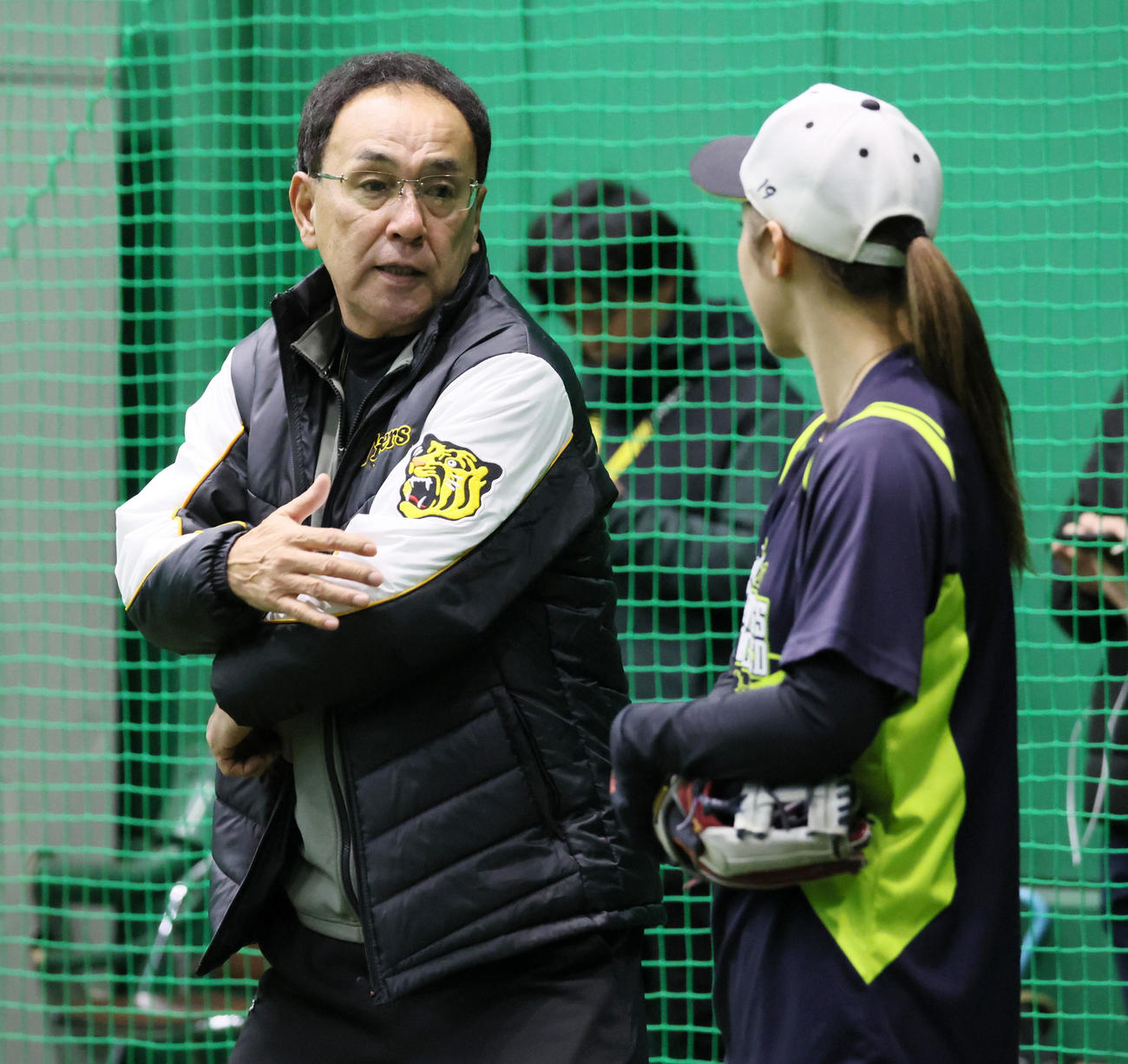 ナインへアドバイスを送る木戸監督（撮影・加藤哉）