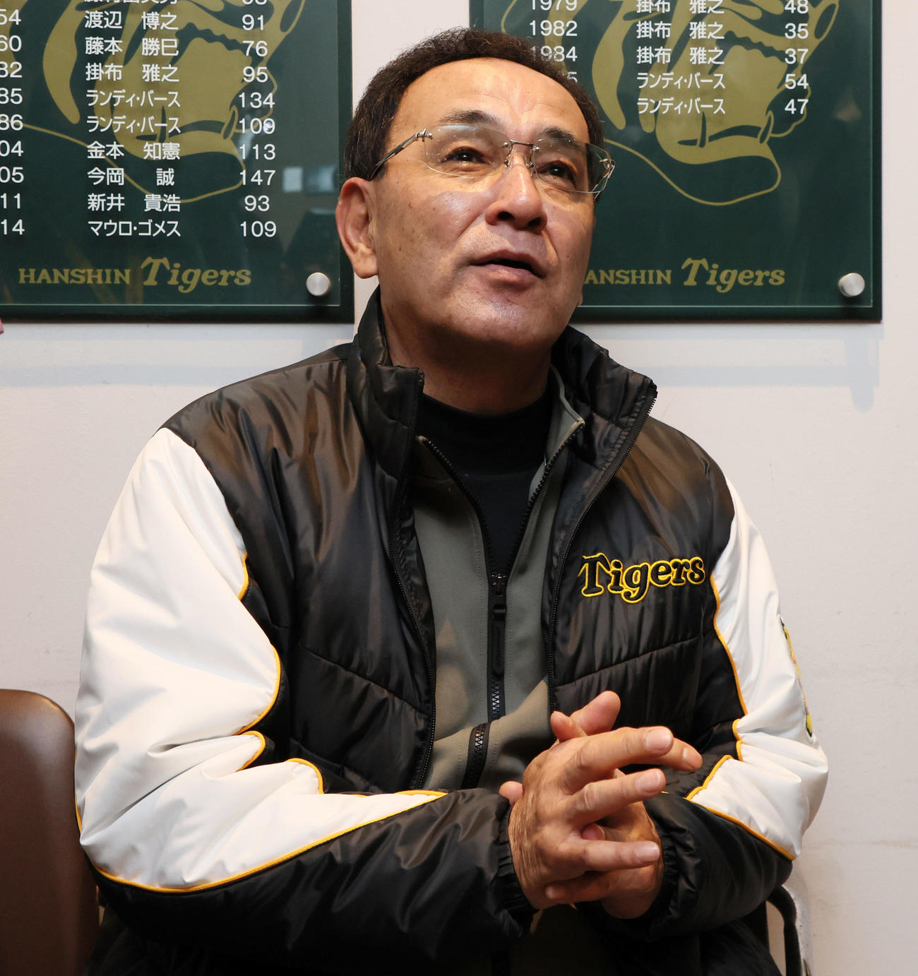 タイガースWomenが始動開始し記者の質問に答える木戸監督（撮影・加藤哉）