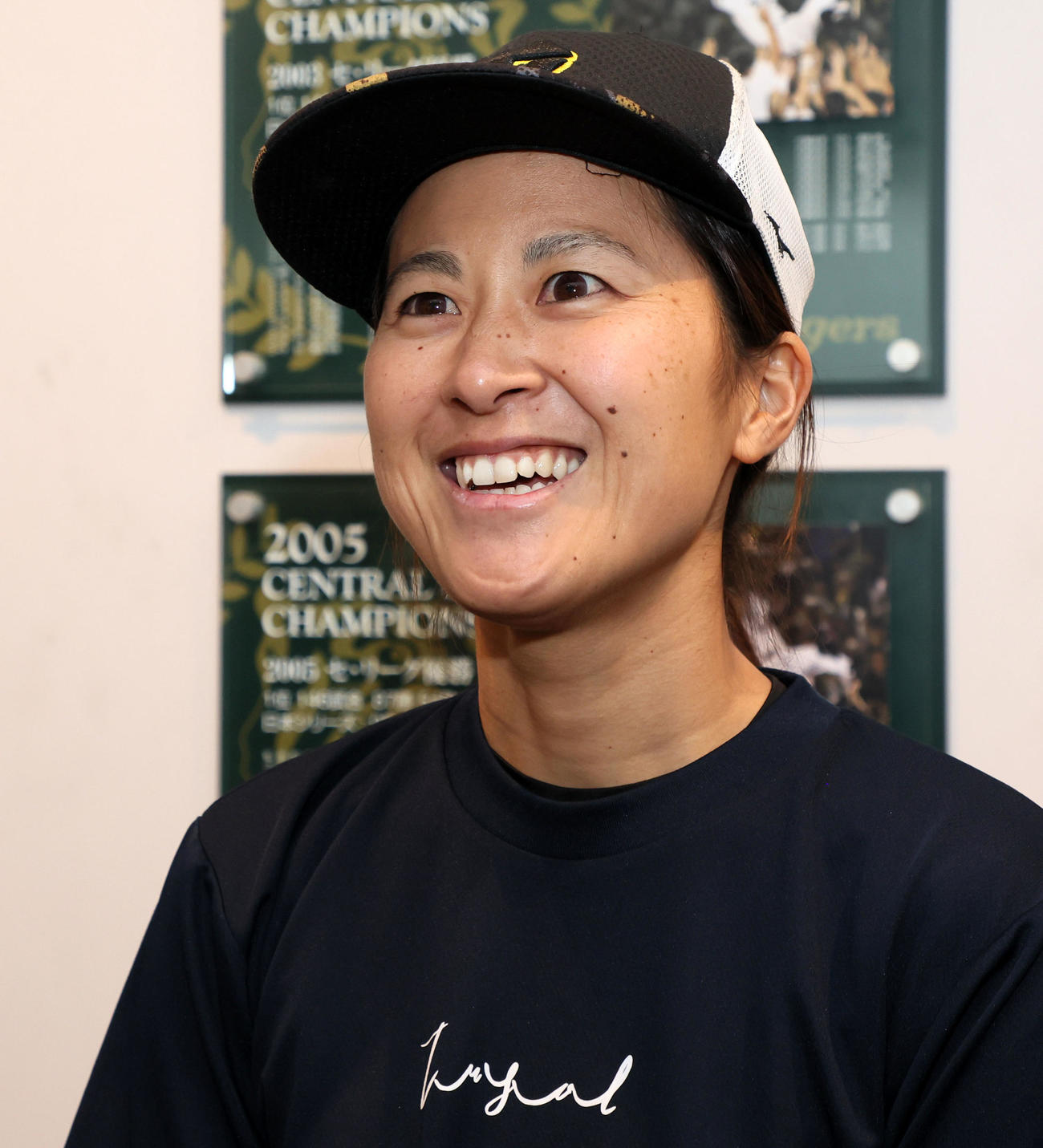 記者の質問に答えるタイガースWomenの三浦（撮影・加藤哉）