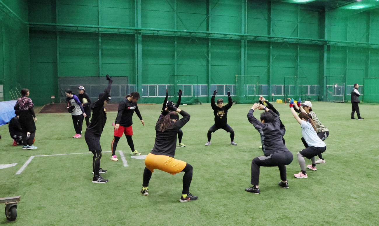 室内練習場でウオーミングアップを行うタイガースWomenナイン（撮影・加藤哉）