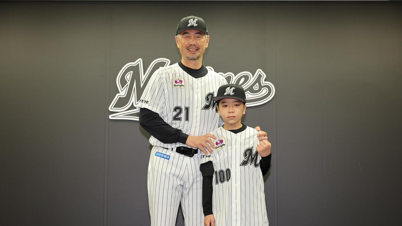 昨季ロッテの一員として“入団”したRYOHEI選手（右）と吉井監督