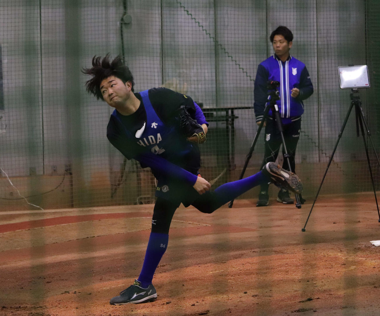 新人合同自主トレでブルペン投球を行ったDeNAドラフト5位の石田裕（撮影・小早川宗一郎）