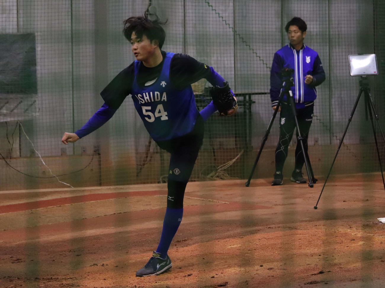 新人合同自主トレでブルペン投球を行ったDeNAドラフト5位の石田裕（撮影・小早川宗一郎）