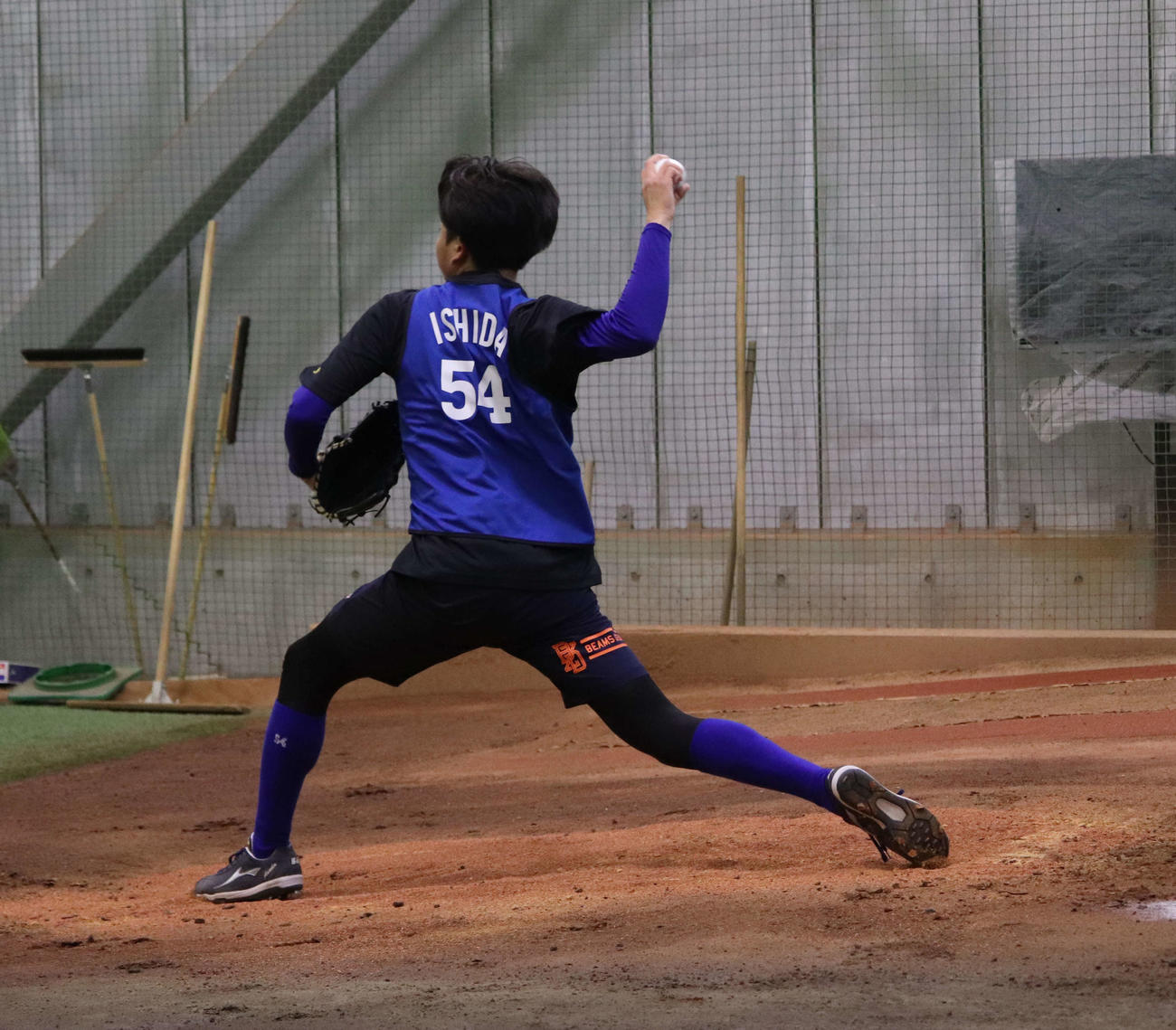 新人合同自主トレでブルペン投球を行ったDeNAドラフト5位の石田裕（撮影・小早川宗一郎）