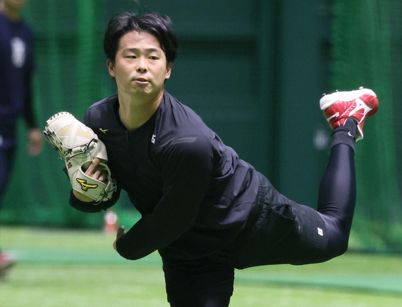 合同自主トレでキャッチボールをする広島玉村（撮影・加藤孝規）