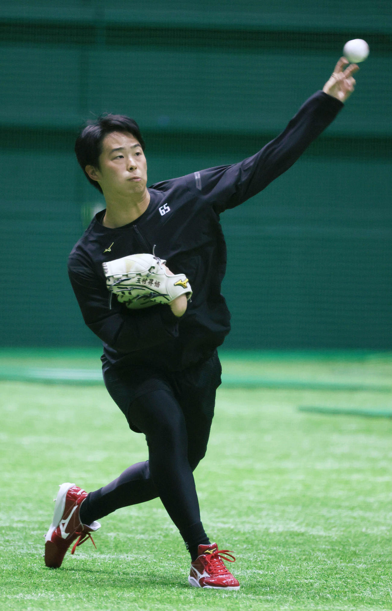 合同自主トレでキャッチボールをする広島玉村（撮影・加藤孝規）