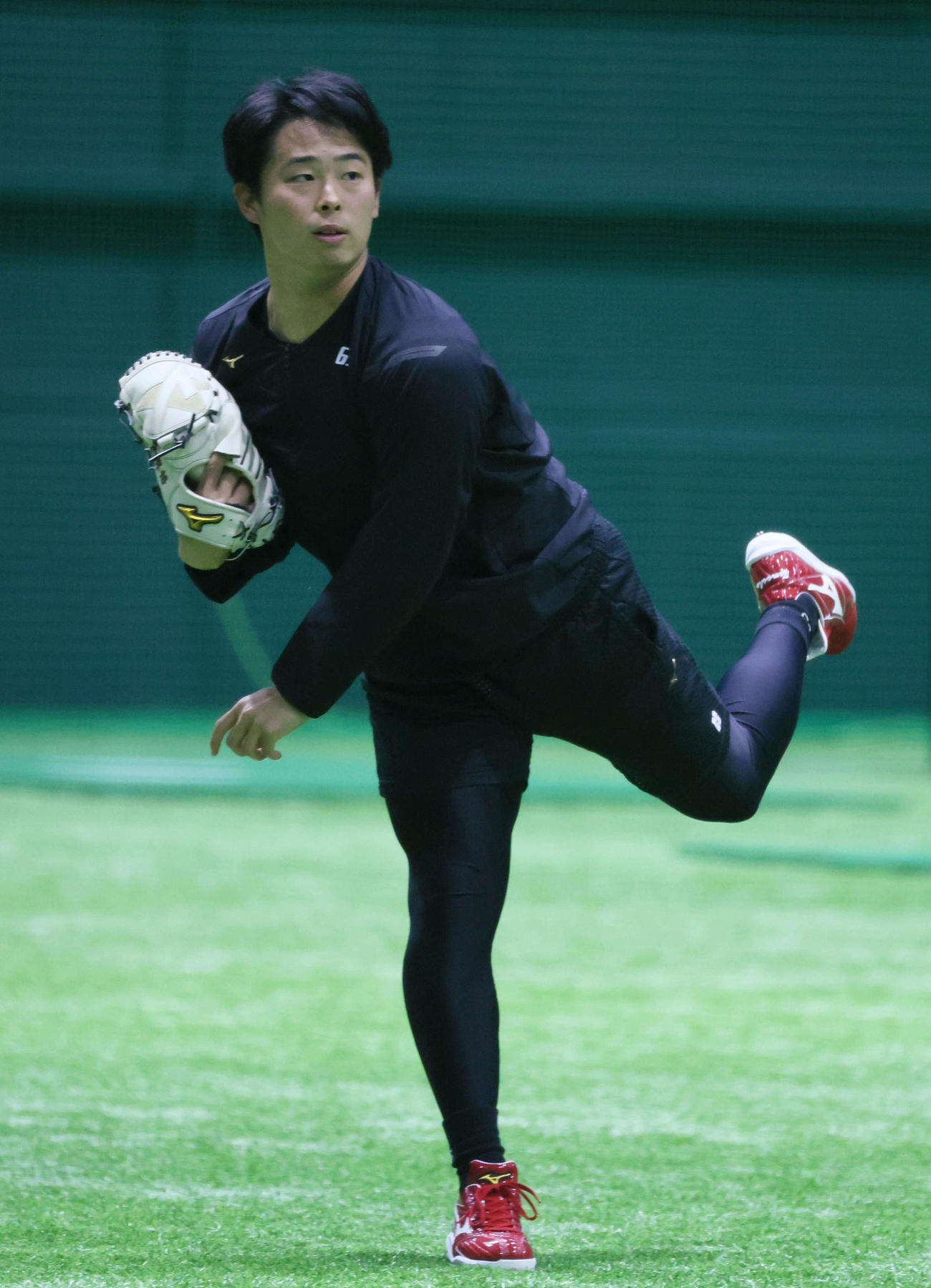 合同自主トレでキャッチボールをする広島玉村（撮影・加藤孝規）