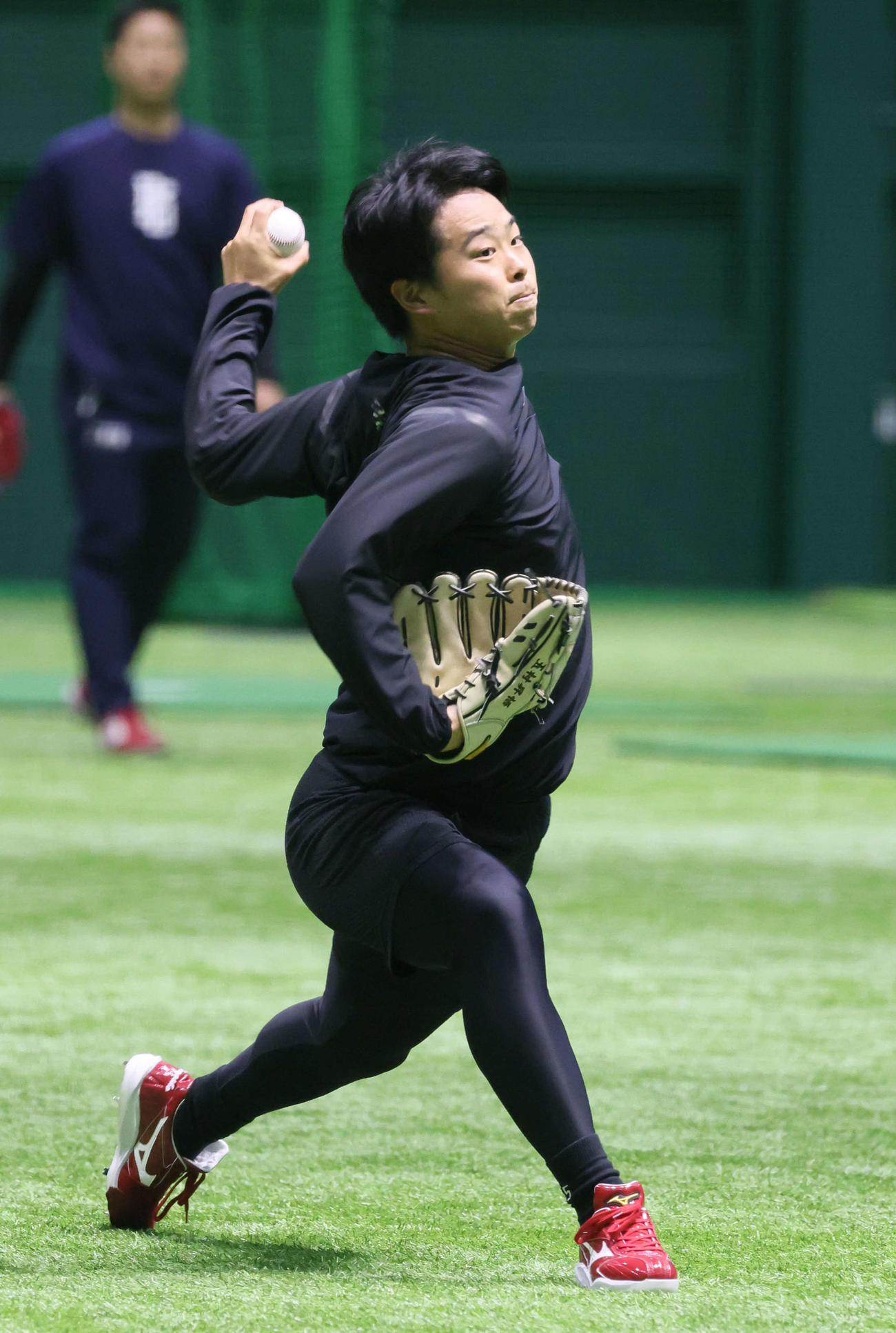 合同自主トレでキャッチボールをする広島玉村（撮影・加藤孝規）