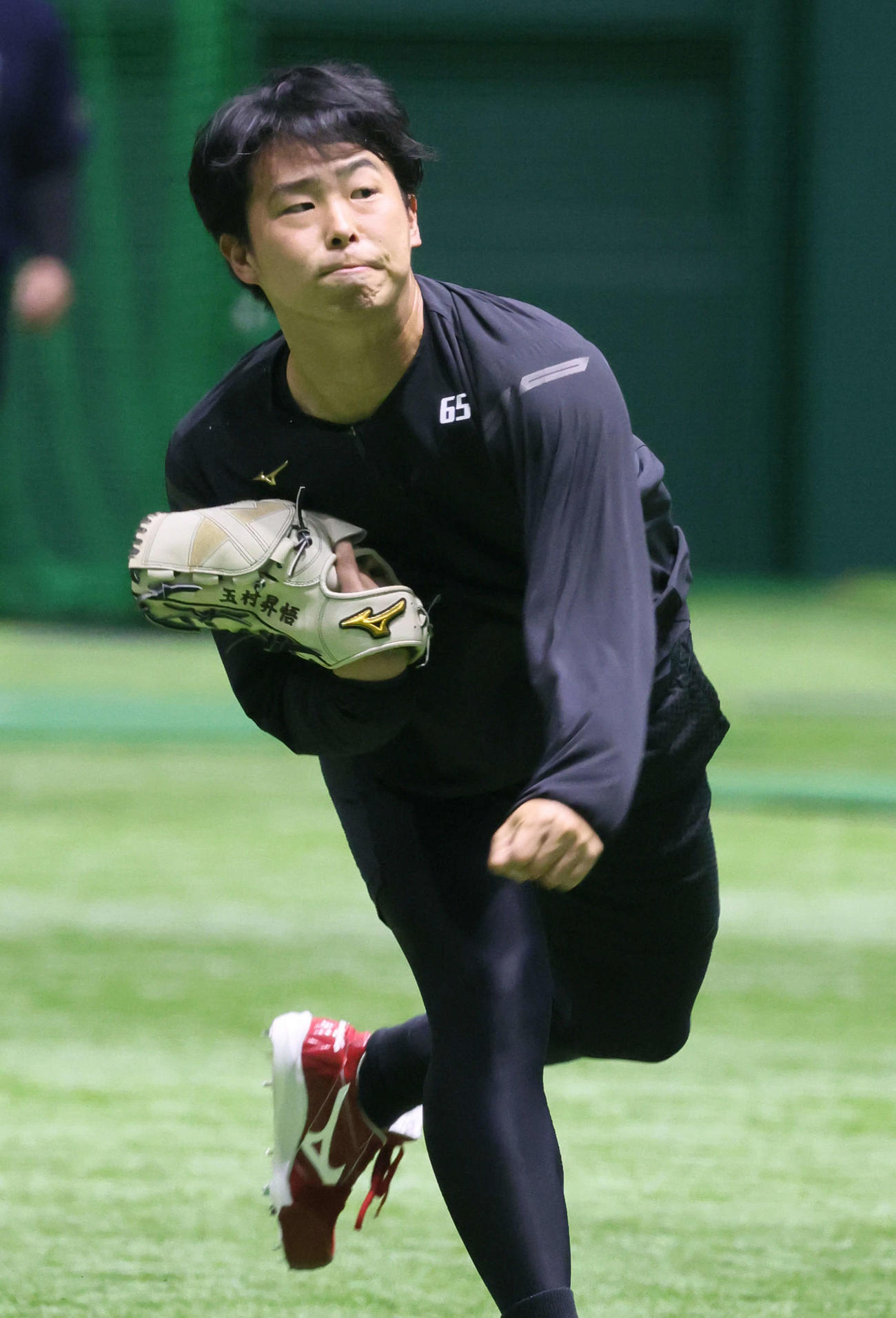 合同自主トレでキャッチボールをする広島玉村（撮影・加藤孝規）