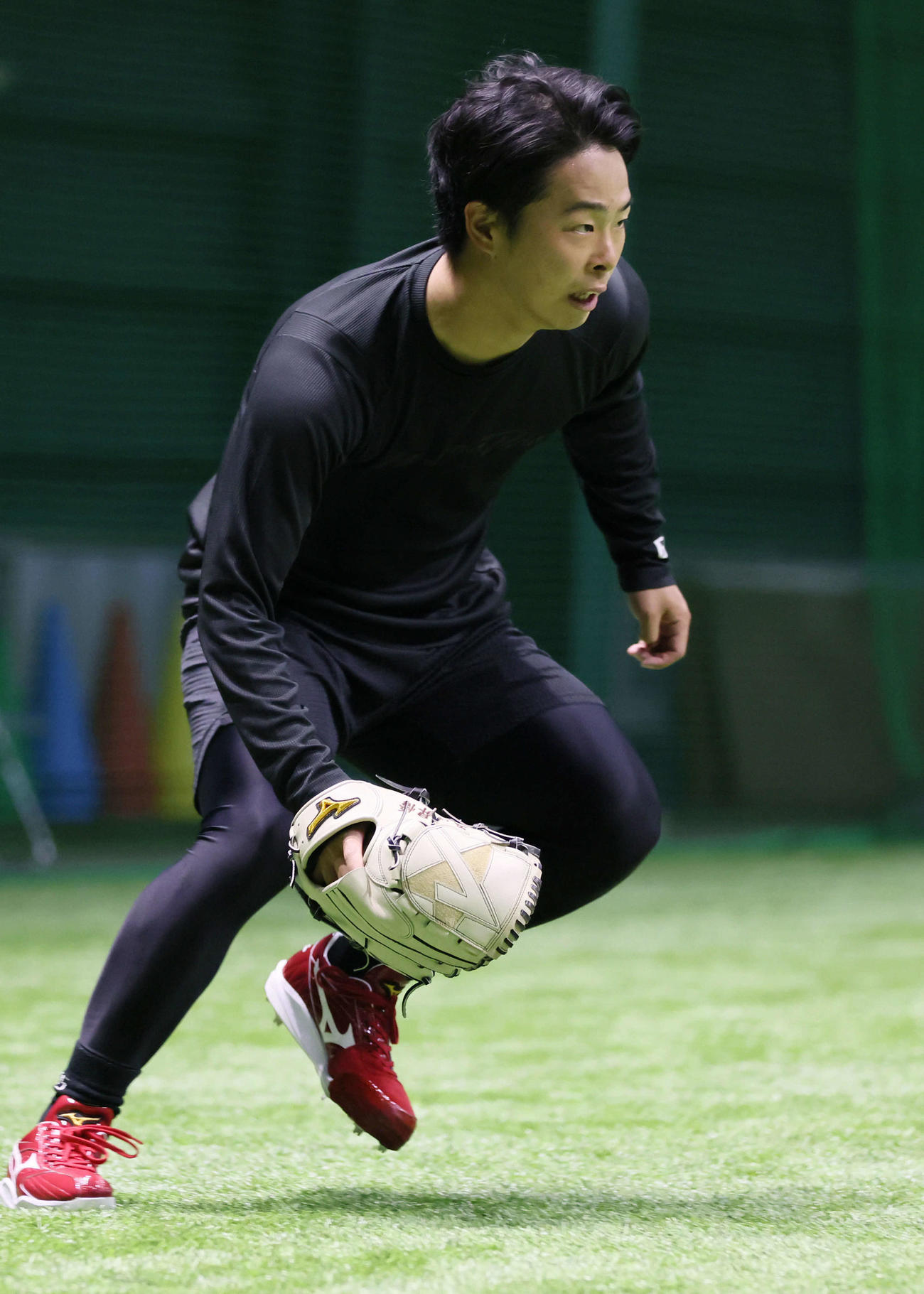 合同自主トレでノックを受ける広島玉村（撮影・加藤孝規）