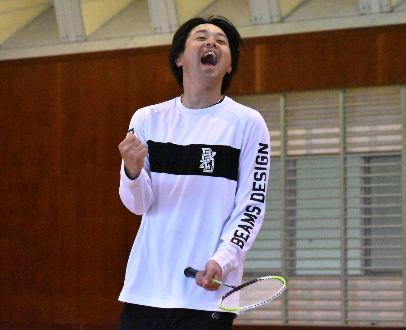 バドミントンの練習でガッツポーズする川瀬（撮影・只松憲）