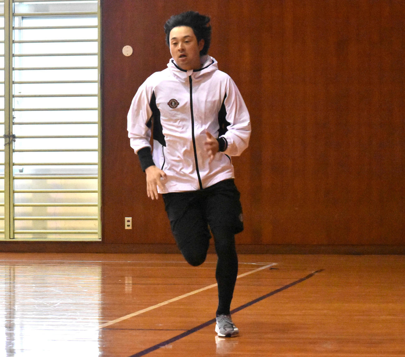 体育館でランニングする川瀬（撮影・只松憲）