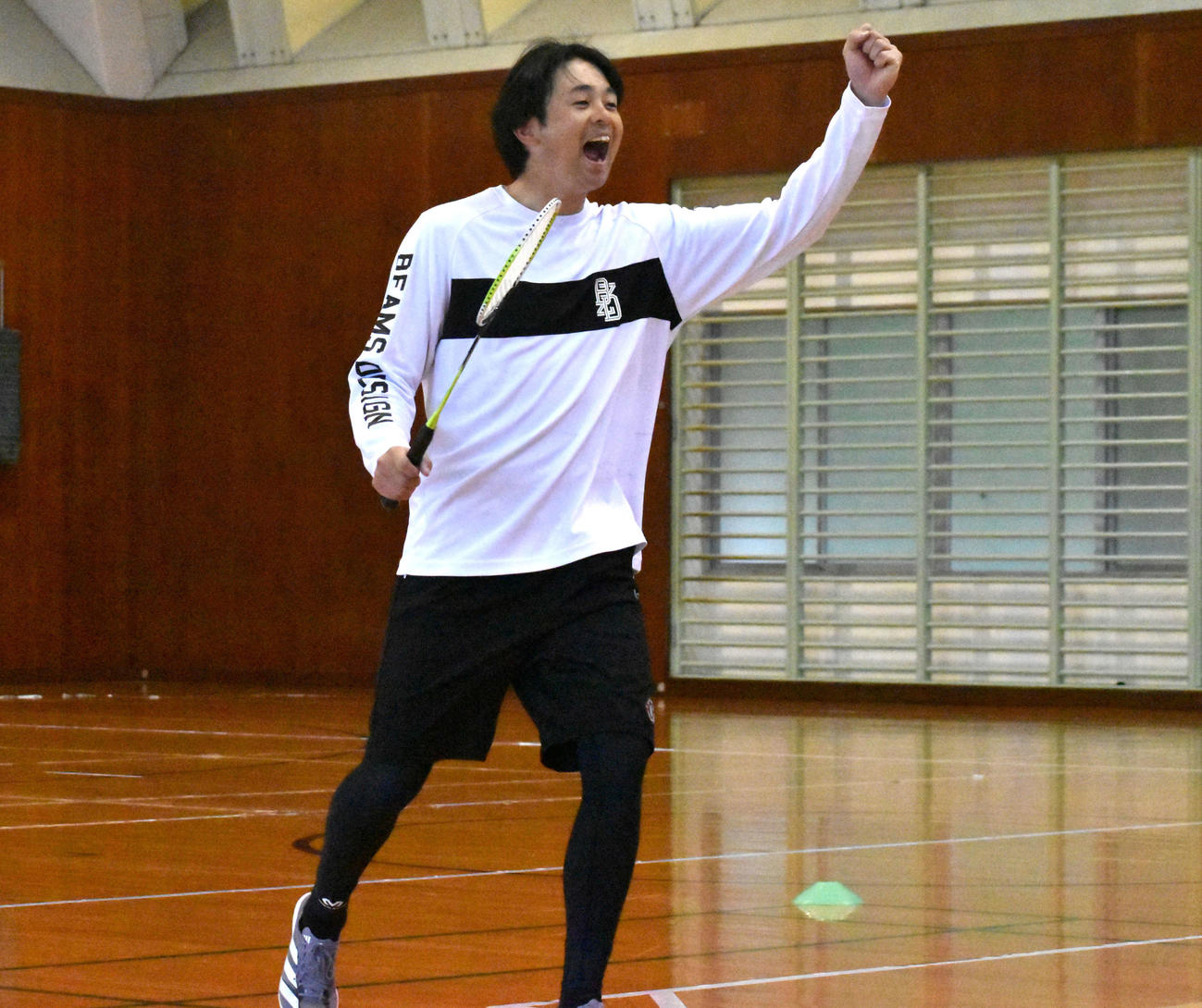 バドミントンの練習でガッツポーズする川瀬（撮影・只松憲）