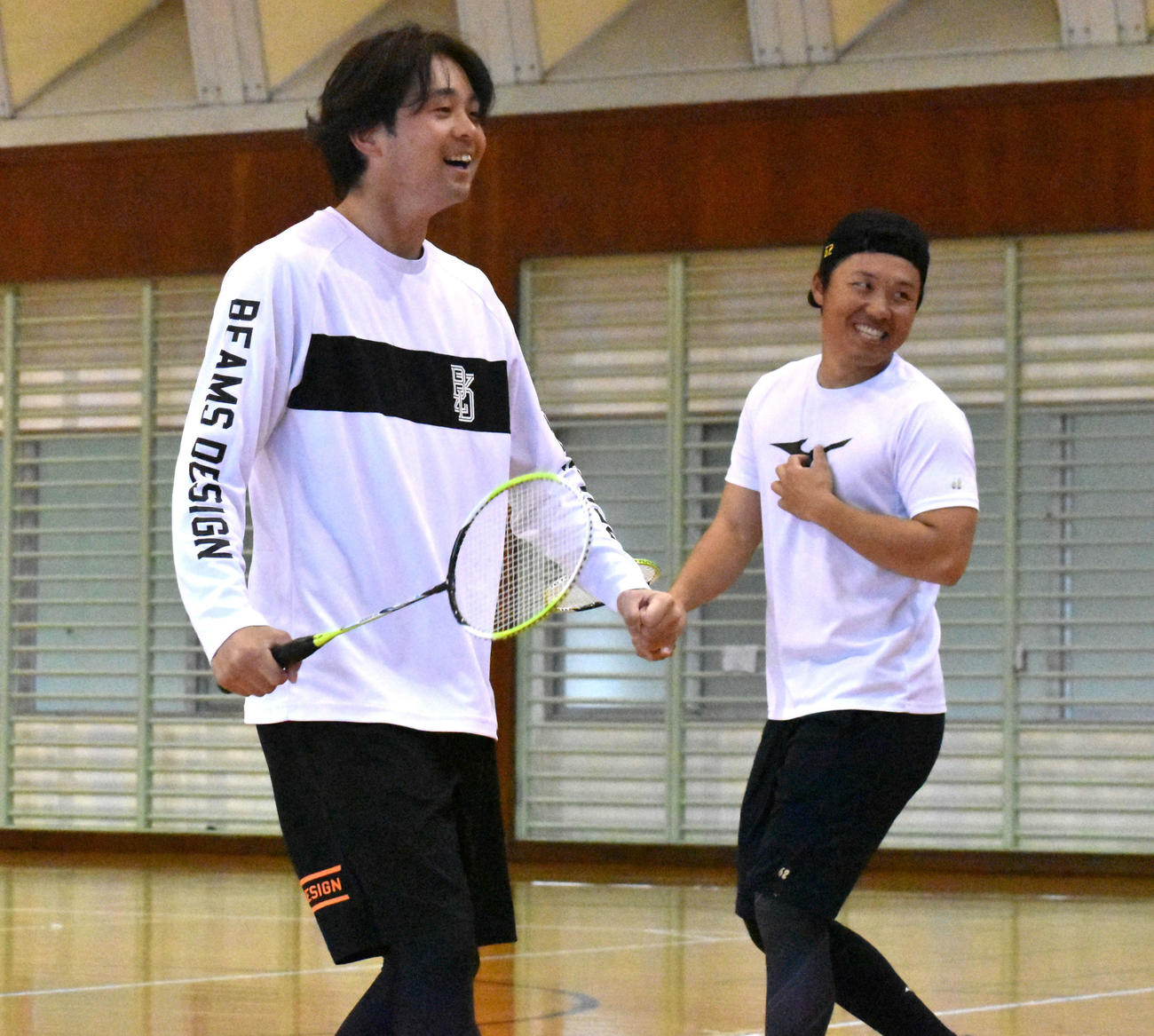 バドミントンで汗を流す川瀬。右は海野（撮影・只松憲）
