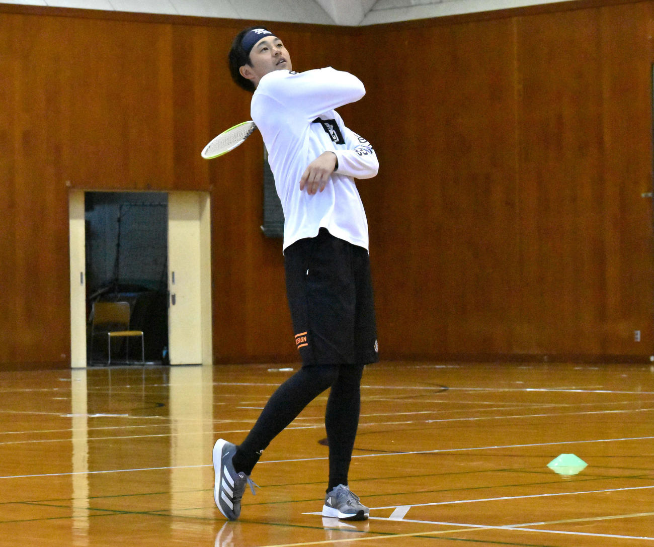 バドミントンでスイングする川瀬（撮影・只松憲）