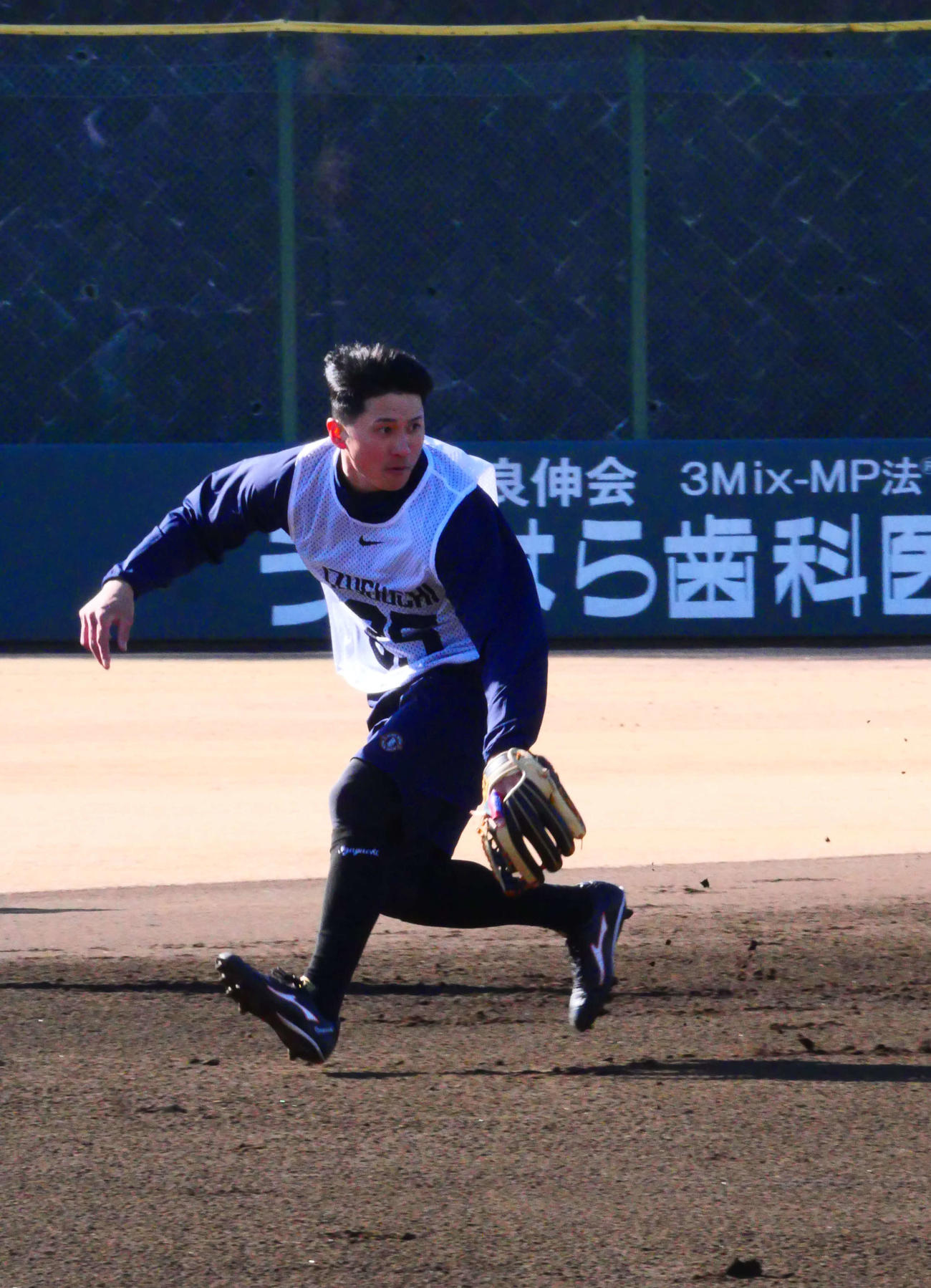 ノックを受ける巨人ドラフト4位の泉口（2024年1月16日撮影）