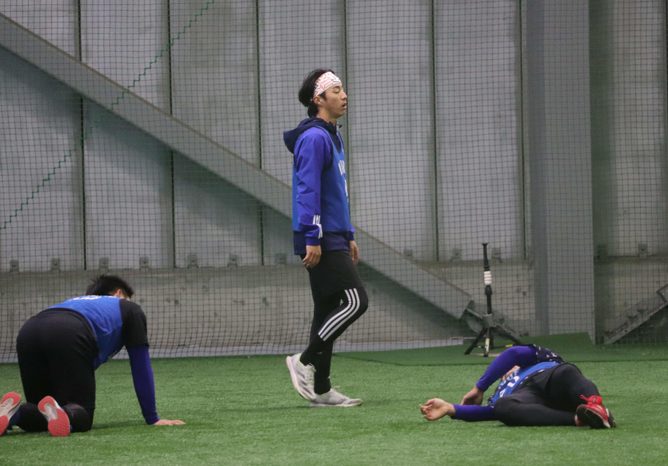 新人合同自主トレでランニングを行ったDeNAドラフト1位の度会（真ん中）（撮影・小早川宗一郎）