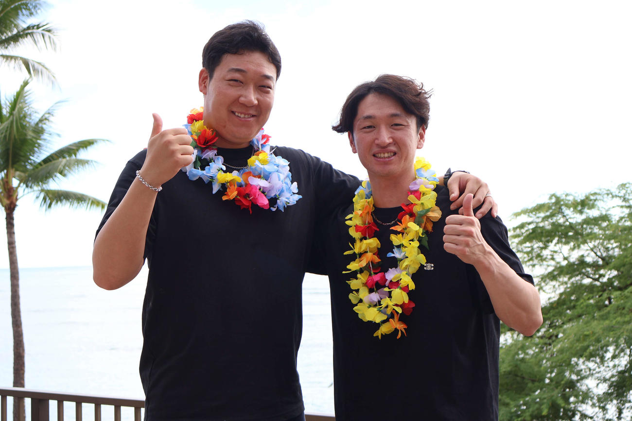 レイの首飾りをつけ、肩を組む大山（左）と近本（2023年12月13日、ハワイ）