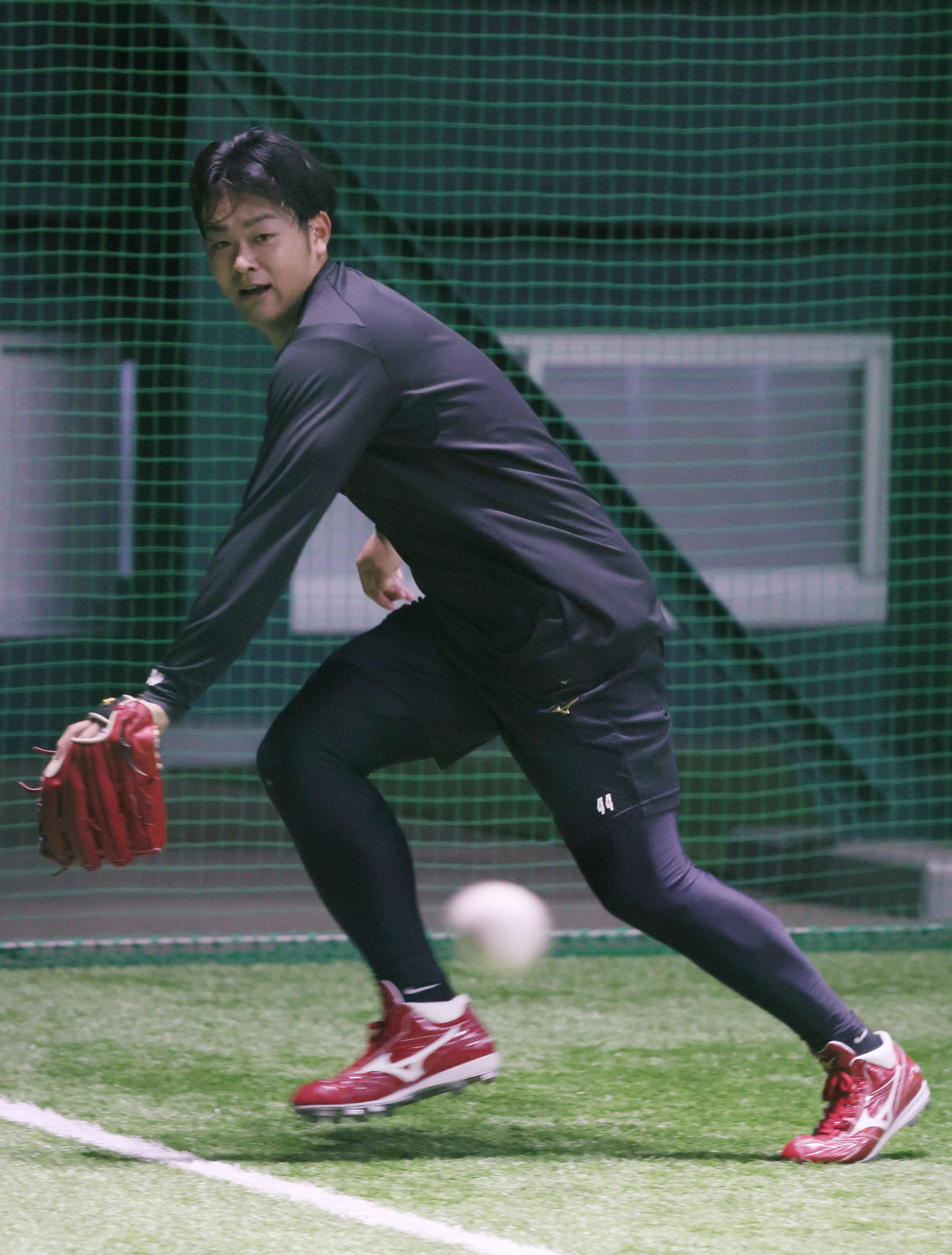 合同自主トレで、三塁付近でノックを受ける広島林（撮影・加藤孝規）