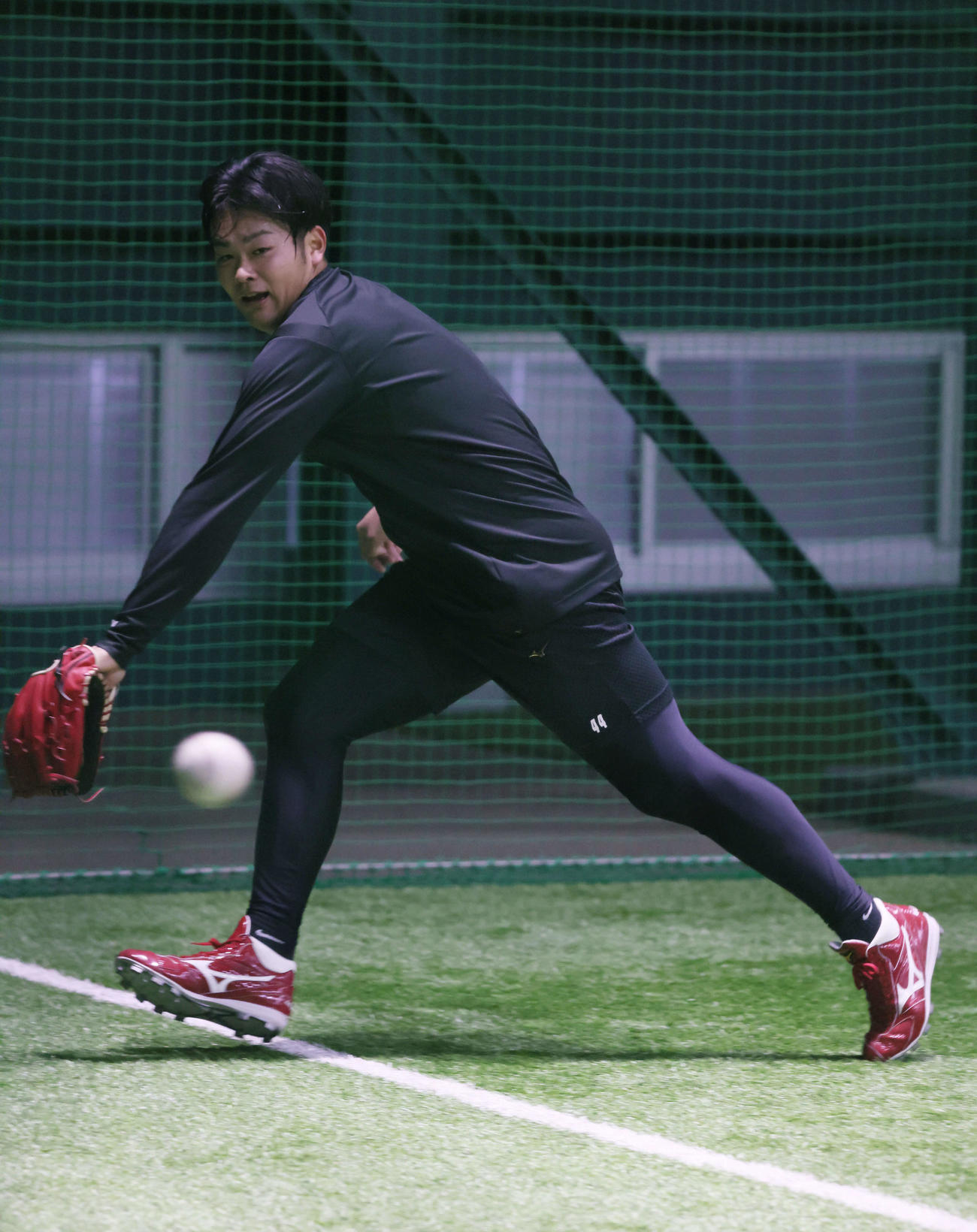 合同自主トレで、三塁付近でノックを受ける広島林（撮影・加藤孝規）