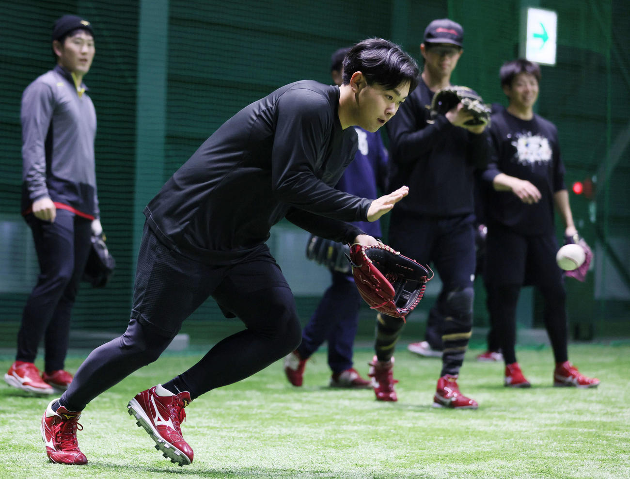 合同自主トレでノックを受ける広島林（撮影・加藤孝規）
