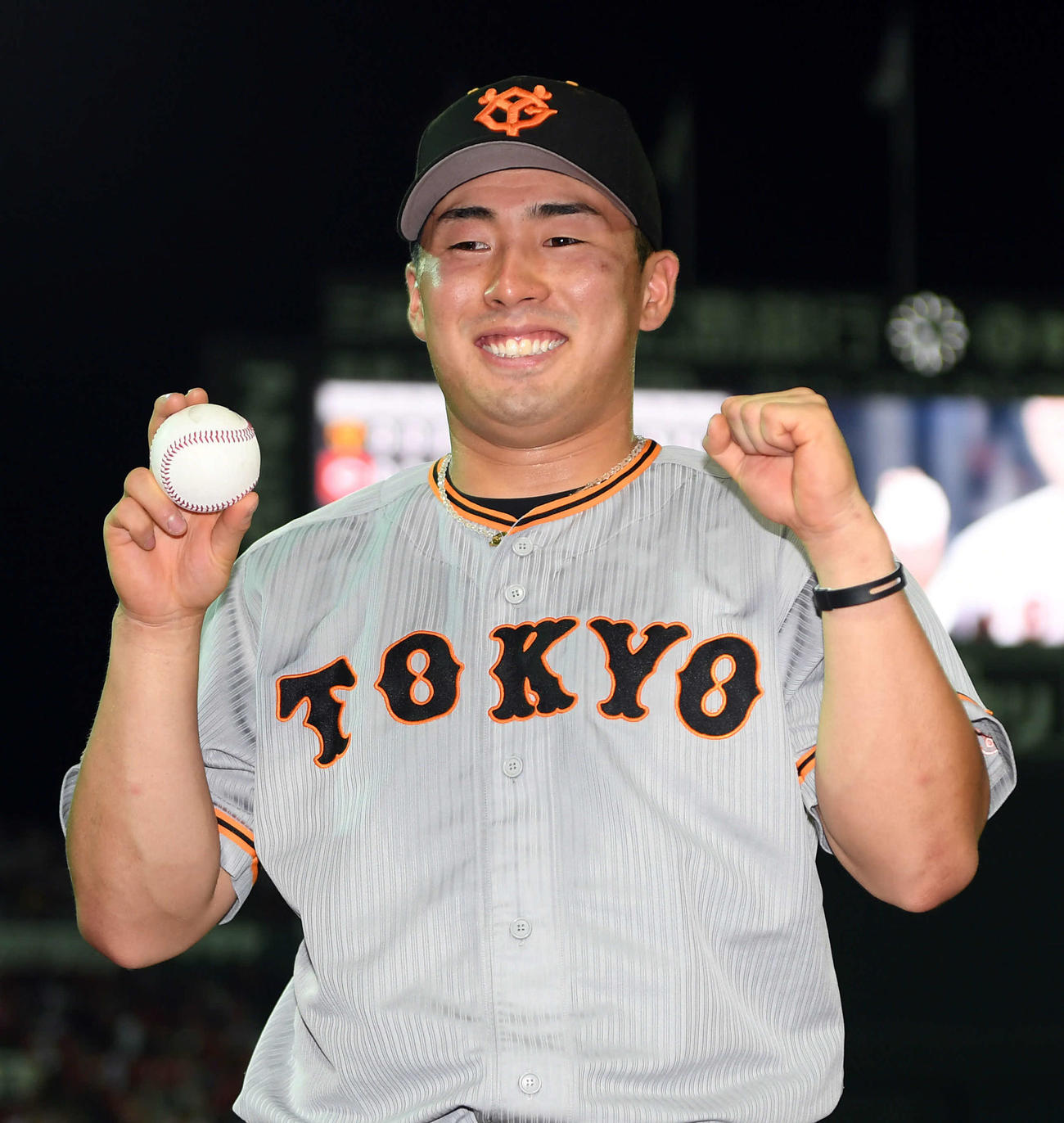 8月18日、プロ初本塁打の記念球を手に笑顔を見せる巨人浅野