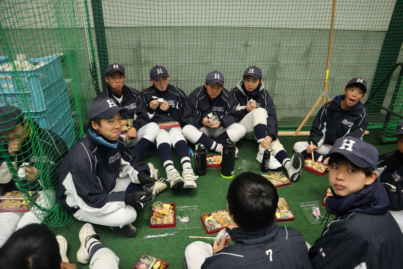 オリジン東秀のお弁当を食べる枚方ヤングホークスの選手たち
