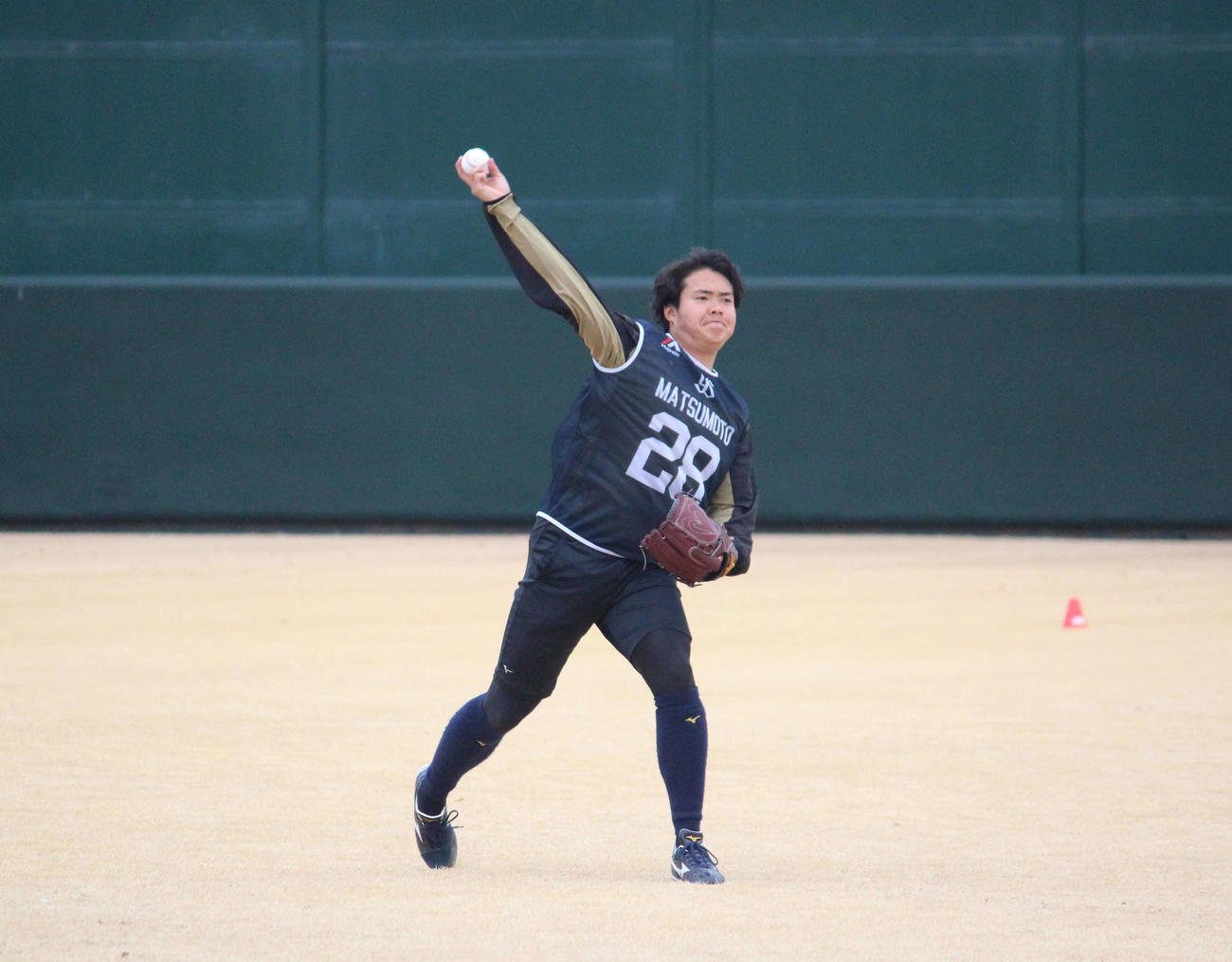 キャッチボールするヤクルトのドラフト2位の松本（撮影・久保賢吾）