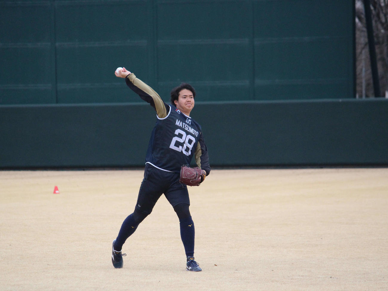 キャッチボールするヤクルトのドラフト2位松本（撮影・久保賢吾）