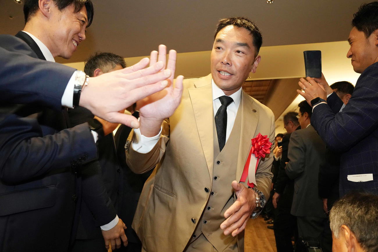 「阿部慎之助氏　読売ジャイアンツ監督就任を祝う会」を終え、花道を引き揚げる巨人阿部監督（撮影・鈴木みどり）