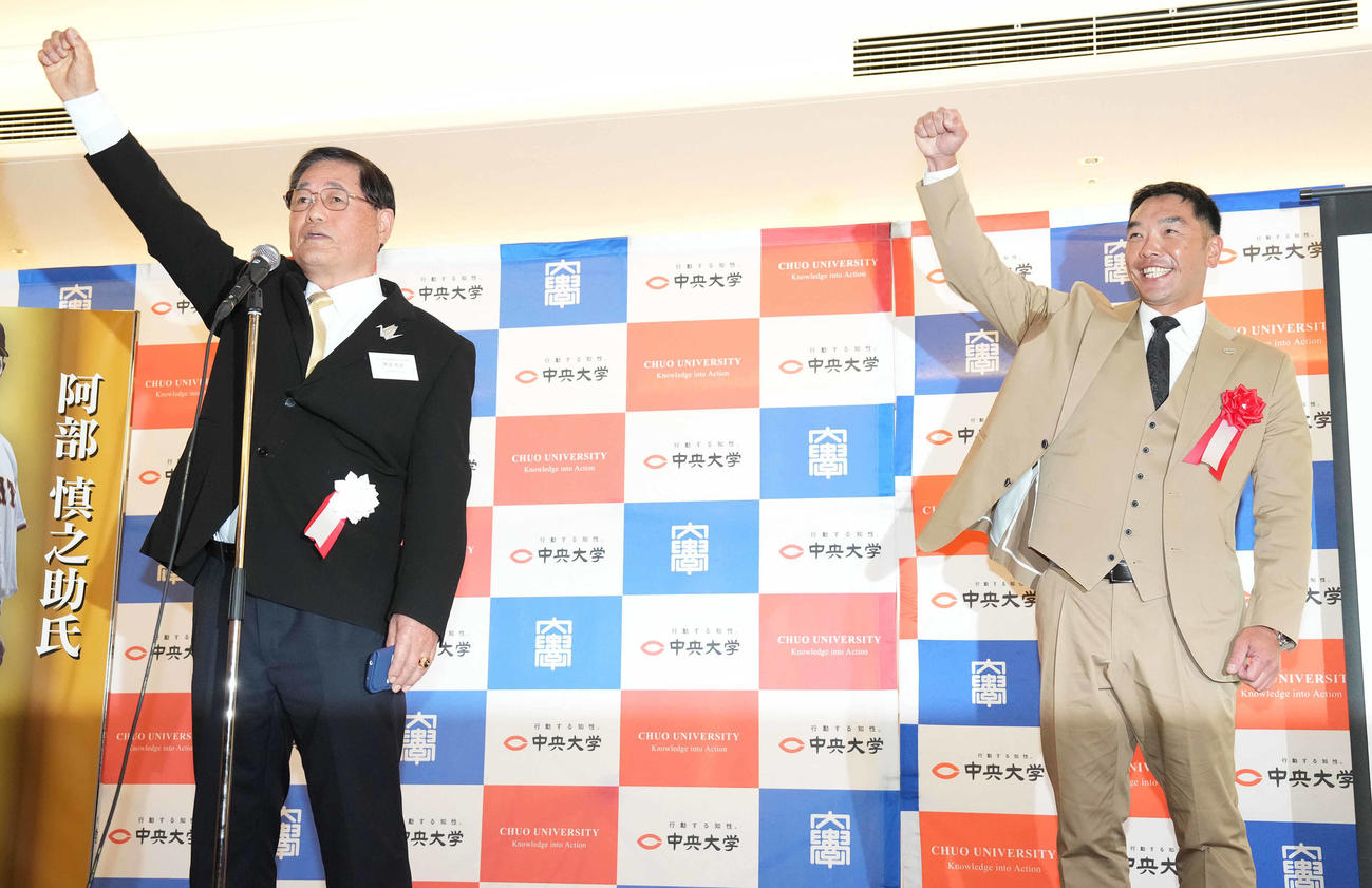 「阿部慎之助氏　読売ジャイアンツ監督就任を祝う会」で「最高です！」で中締めする巨人阿部監督（右）と末次利光氏（撮影・鈴木みどり）