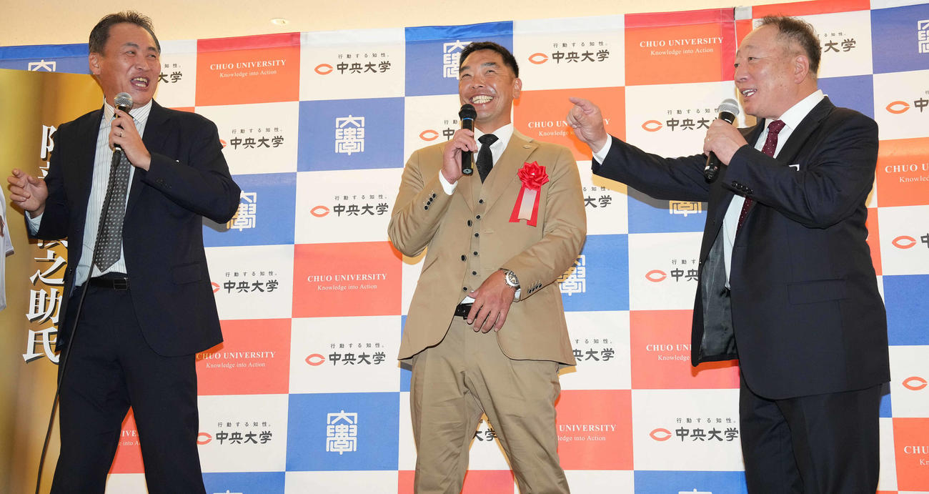 「阿部慎之助氏　読売ジャイアンツ監督就任を祝う会」で笑顔の巨人阿部監督。左は笘篠賢治氏、右は高木豊氏（撮影・鈴木みどり）