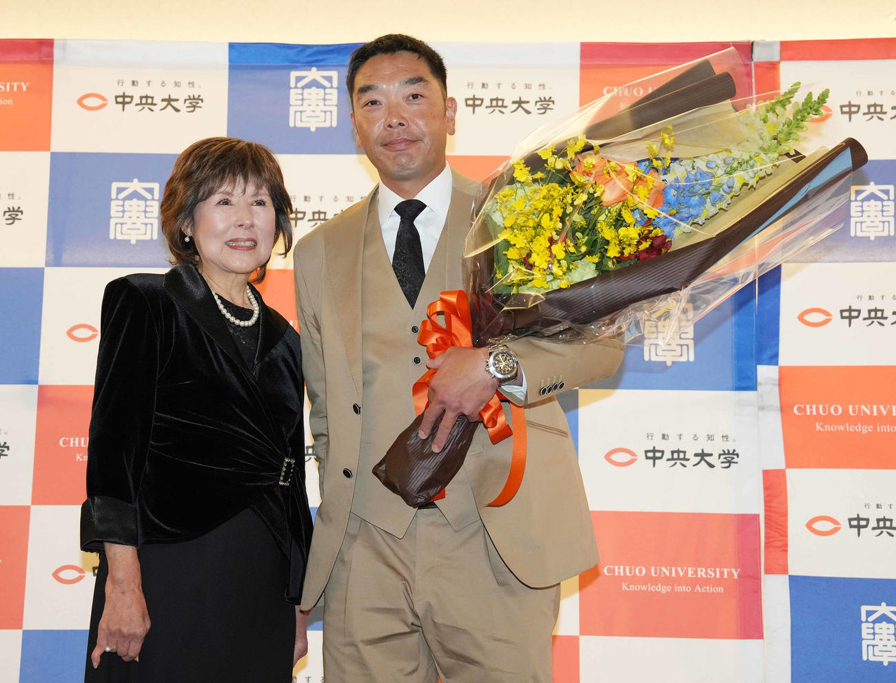 「阿部慎之助氏　読売ジャイアンツ監督就任を祝う会」で中村さよこさん（左）から花束を受け取った巨人阿部監督（撮影・鈴木みどり）