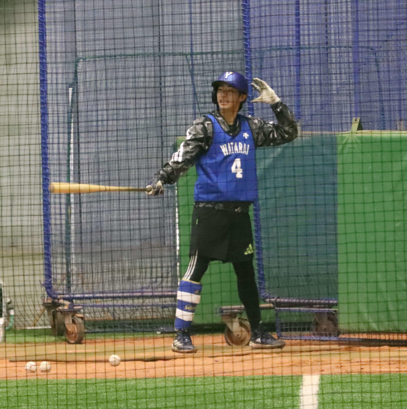 打撃練習を行うDeNAドラフト1位の度会（撮影・小早川宗一郎）