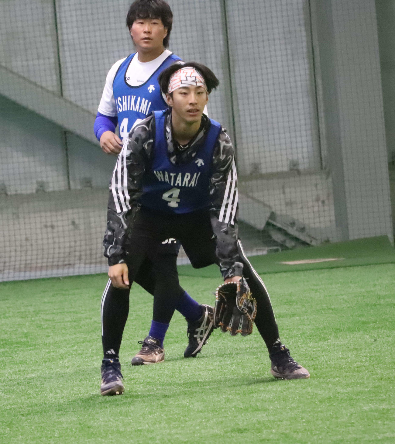 新人合同自主トレで守備練習を行ったDeNAドラフト1位度会（手前）（撮影・小早川宗一郎）