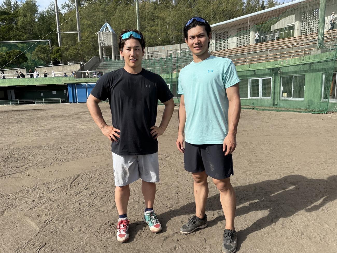 沖縄でレッドソックス吉田（左）と自主トレを行ったロッテ藤原（球団提供）
