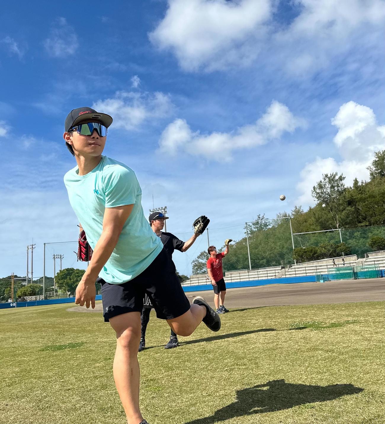 沖縄で自主トレを行うロッテ藤原（球団提供）