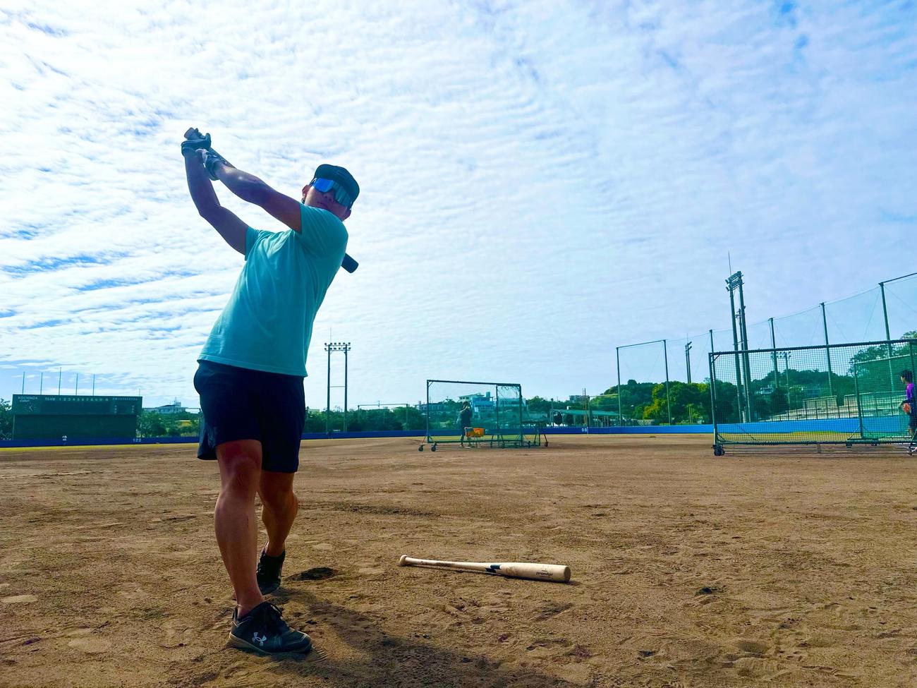 沖縄で自主トレを行うロッテ藤原（球団提供）