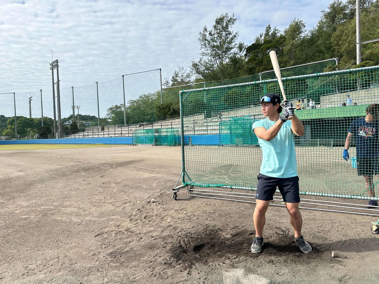 沖縄で自主トレを行うロッテ藤原（球団提供）
