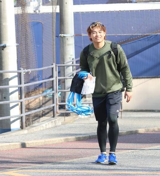 自主トレを終え引き上げる日本ハム田宮（撮影・永野高輔）