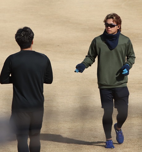 1軍キャンプスタートが決まった日本ハム田宮（右）（撮影・永野高輔）