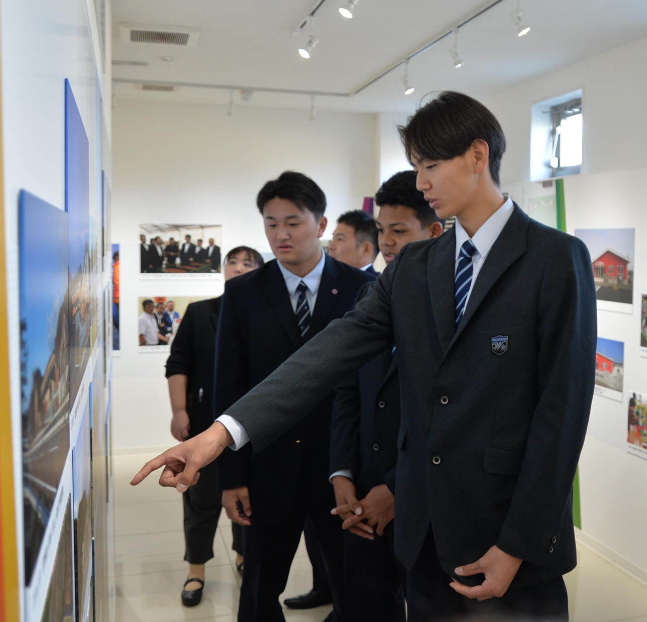 同期の選手たちに当時の状況を伝える楽天・大内（右）（撮影・濱本神威）