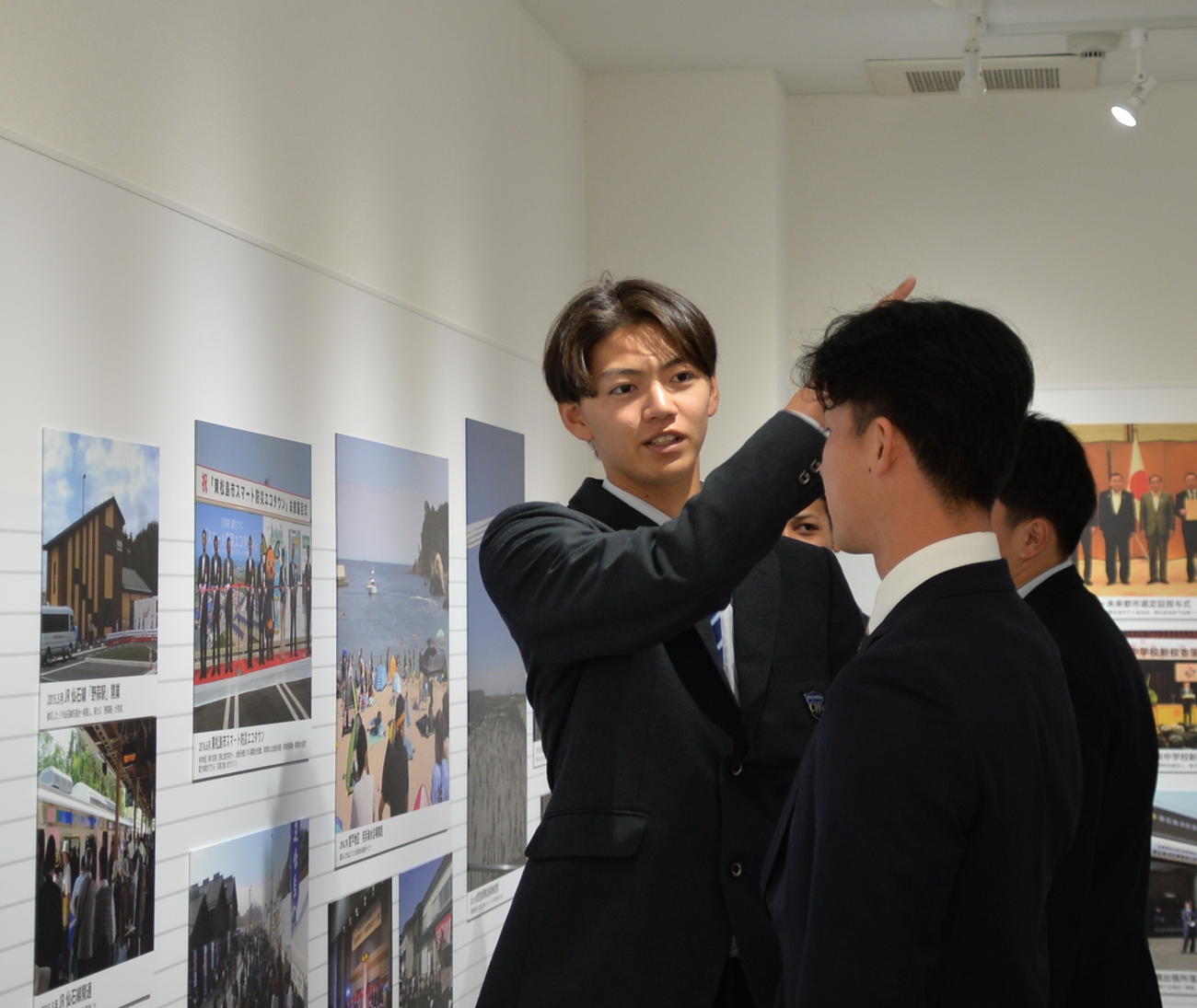 同期の選手たちに震災当時の状況を伝える楽天大内（左）（撮影・濱本神威）