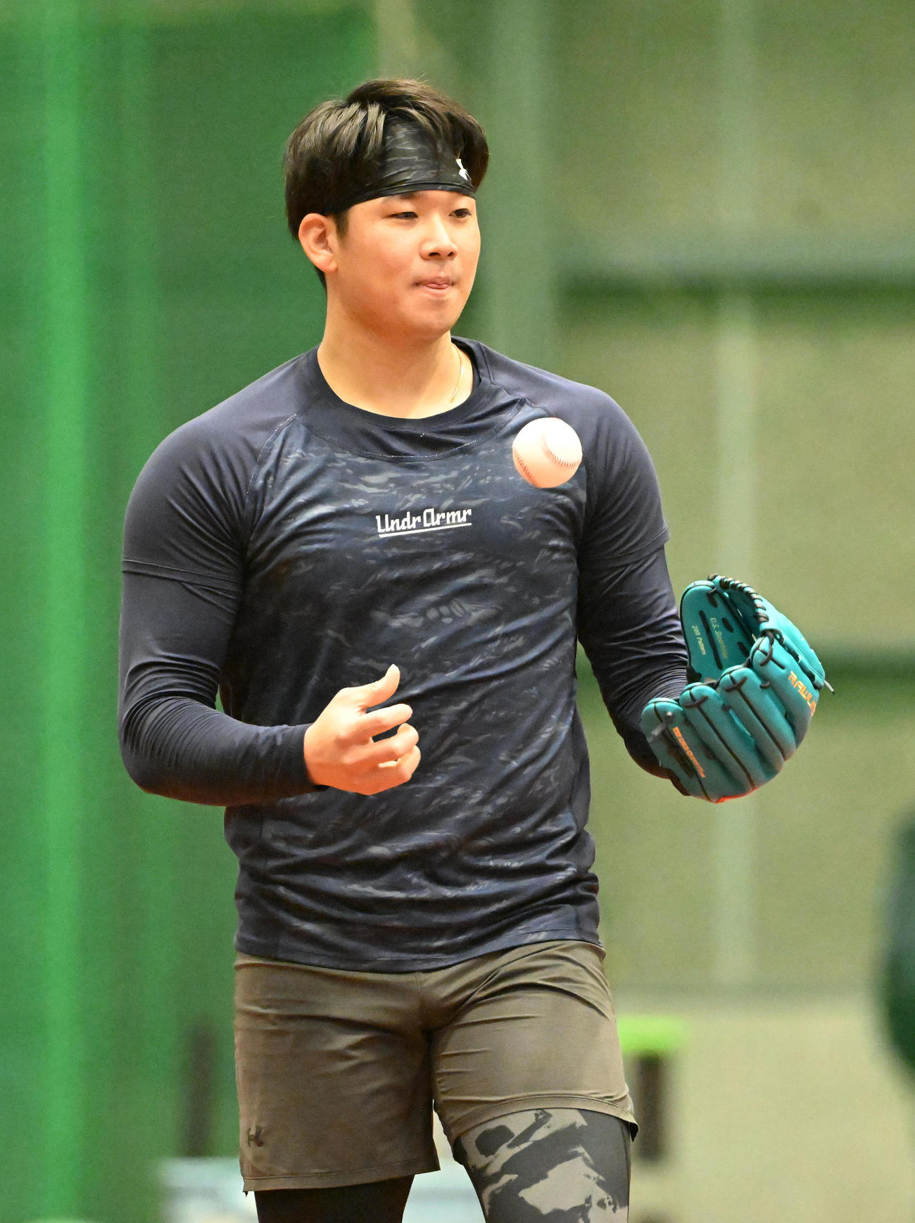 キャッチボールの準備をするオリックス山下（撮影・和賀正仁）