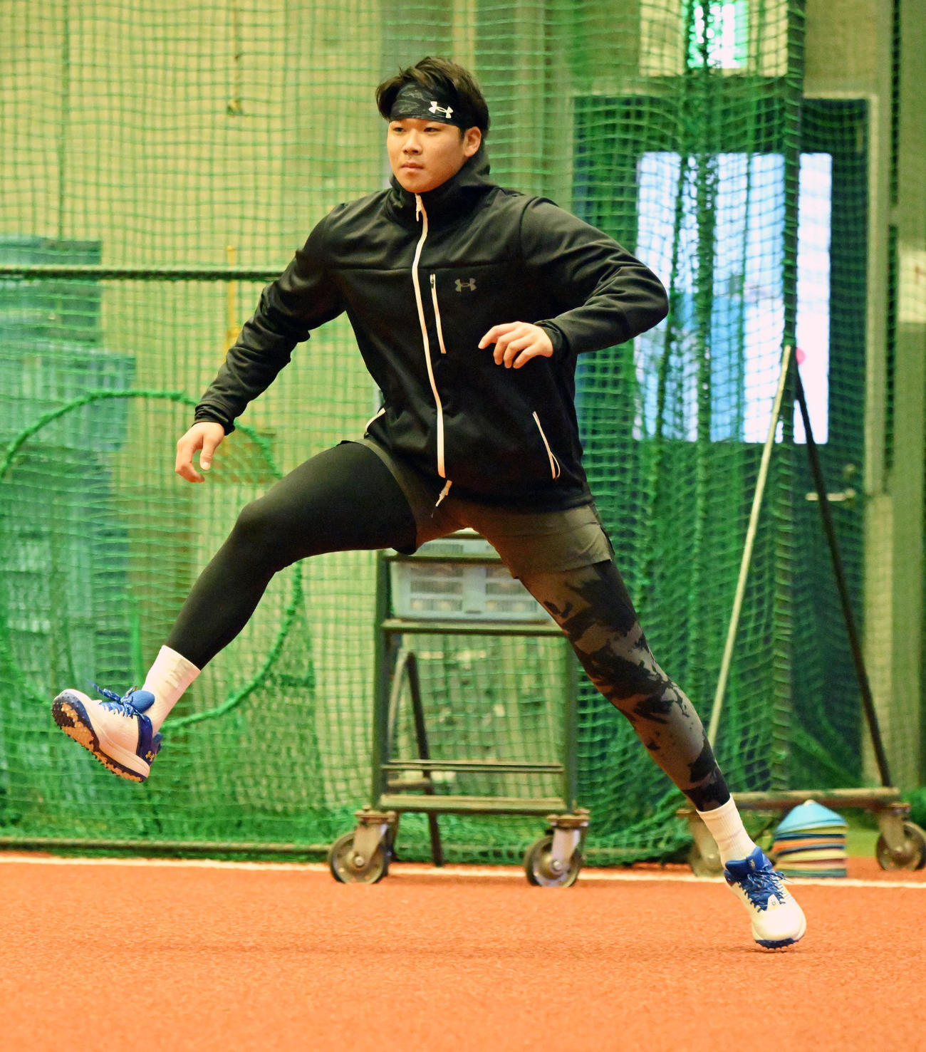 ウオームアップするオリックス山下（撮影・和賀正仁）