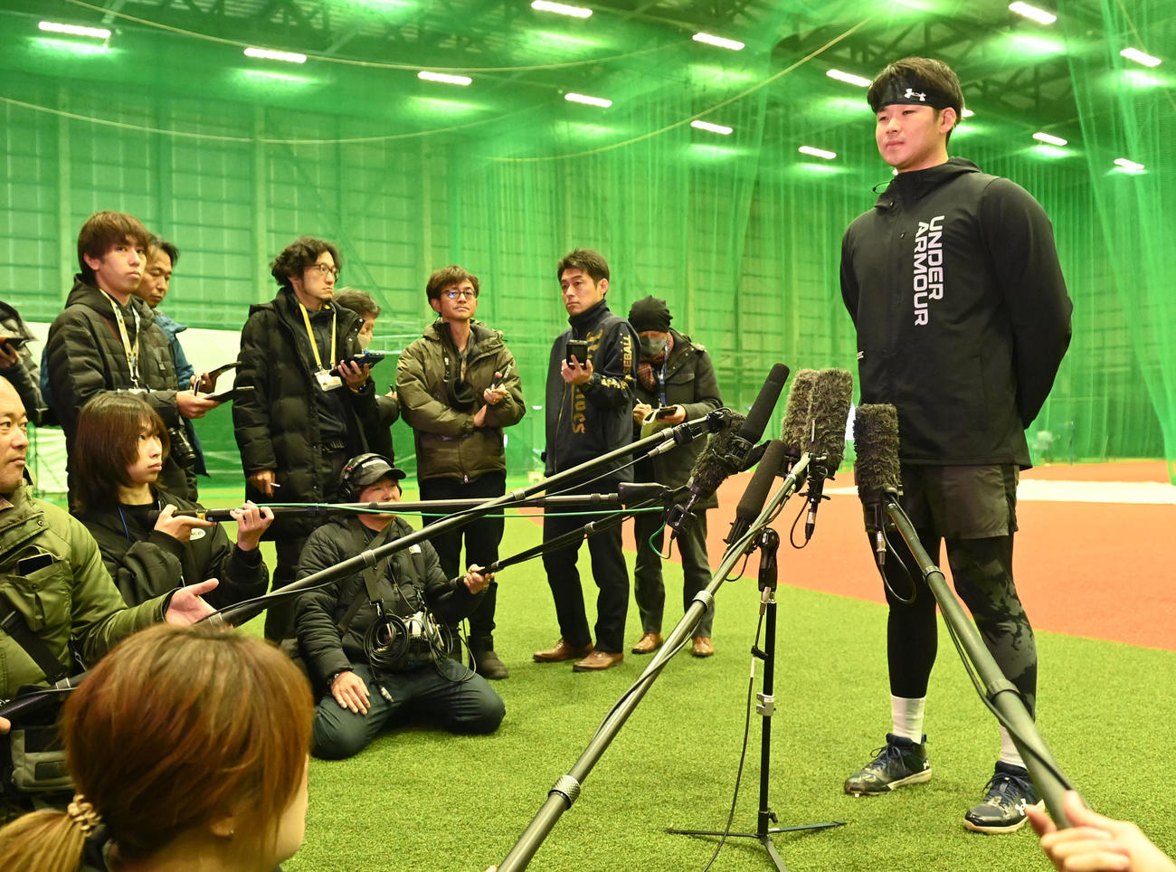 自主トレ終了後、報道陣に対応するオリックス山下（撮影・和賀正仁）