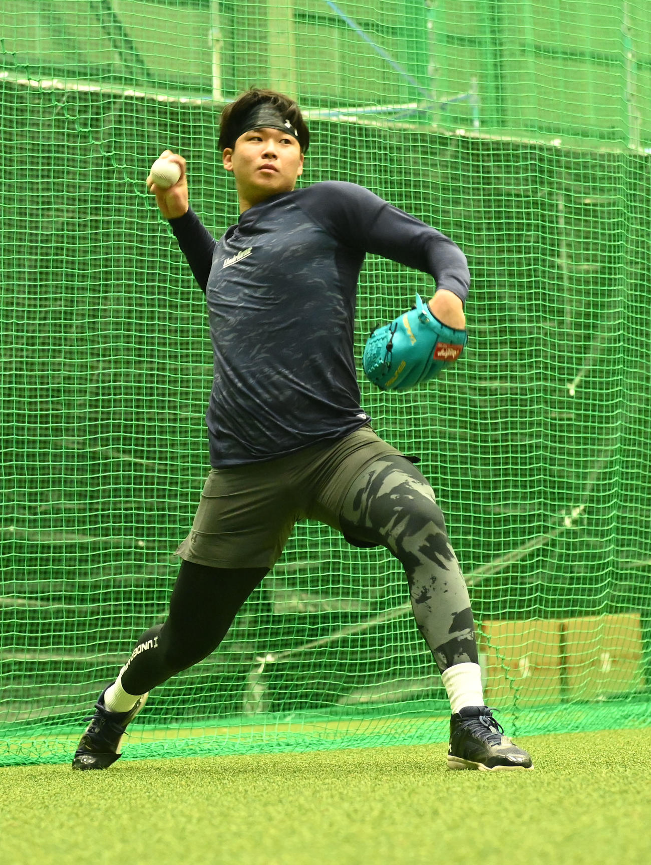 自主トレを公開し、力強くキャッチボールするオリックス山下（撮影・和賀正仁）