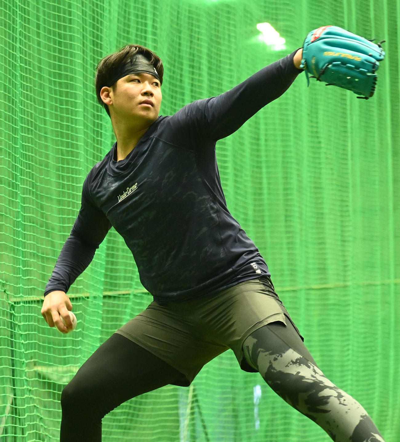 自主トレを公開し、力強くキャッチボールするオリックス山下（撮影・和賀正仁）